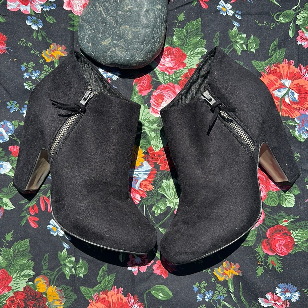 Madden Girl Lopezz vegan suede 4.5” heeled ankle booties Black size 10